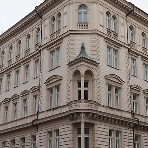 the-palace-suites-and-apartments.praguehotelsweb.com/